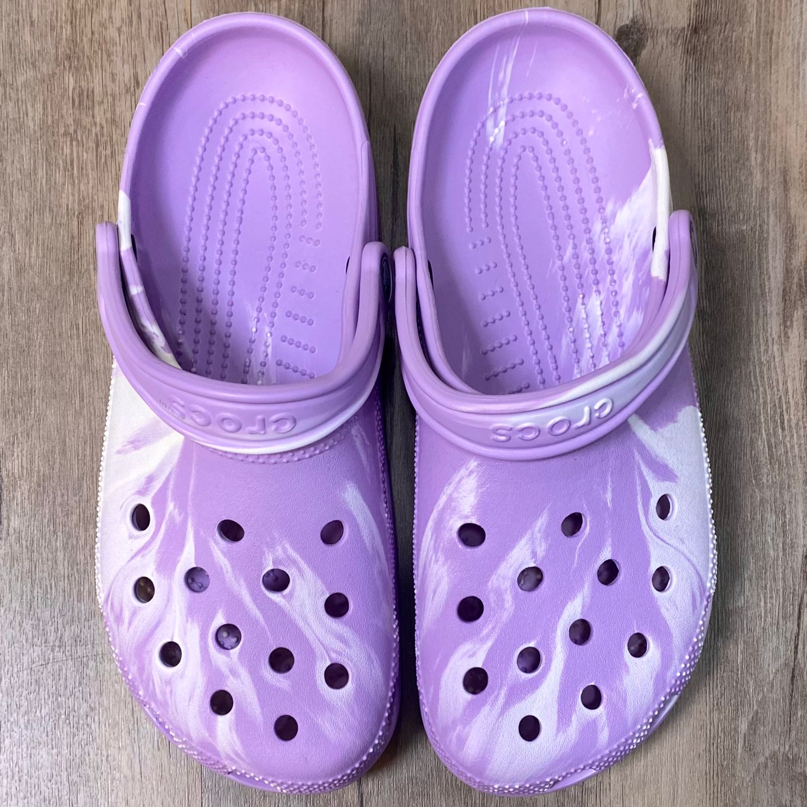 Dép Crocs Classic Roomyfit Loang HN2 White/Purple